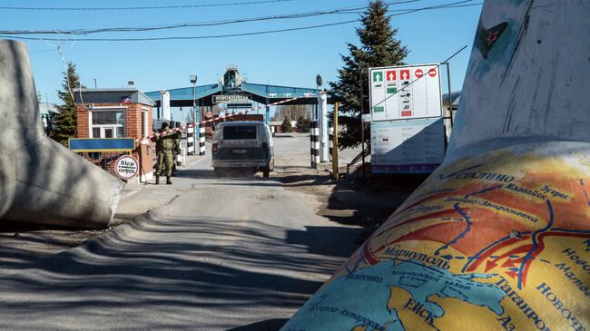 Контрольно-пропускной пункт в Новоазовске, Мариупольская область, Украина. Архивное фото