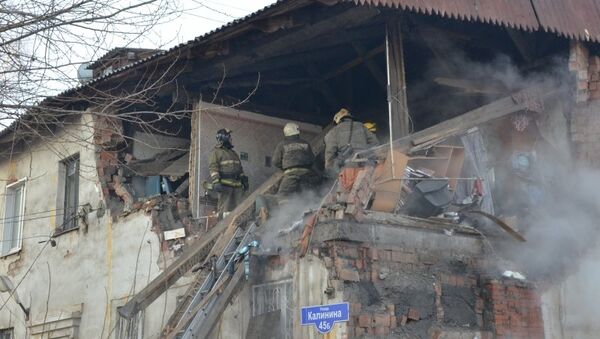Спасатели МЧС на месте обрушения жилого дома в Красноярске. 25 февраля 2015