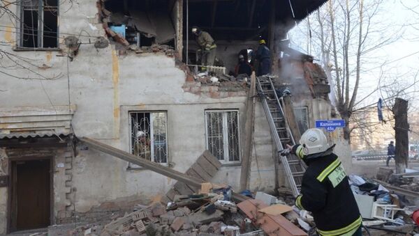 Спасатели МЧС на месте обрушения жилого дома в Красноярске. 25 февраля 2015