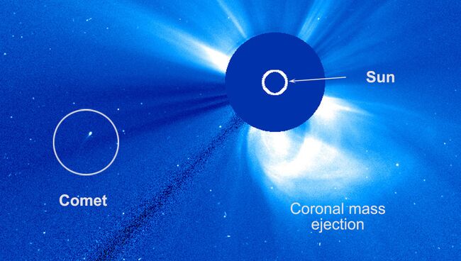 Снимок с автоматической камеры орбитальной обсерватории SOHO. Слева видна комета.