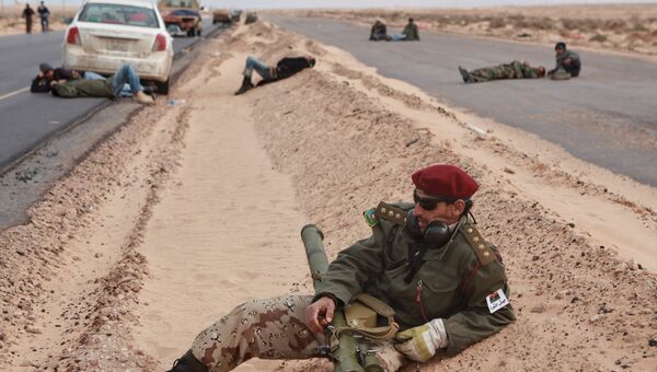 Бойцы оппозиции отдыхают в перерыве между боями за город Рас-Лануф, архивное фото