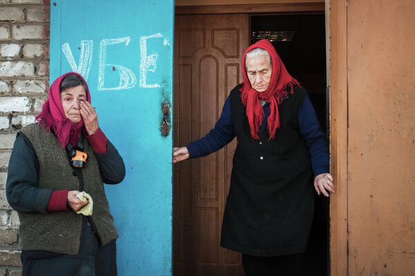 Жительницы Дебальцево выходят из бомбоубежища, чтобы получить гуманитарную помощь от ополченцев ДНР