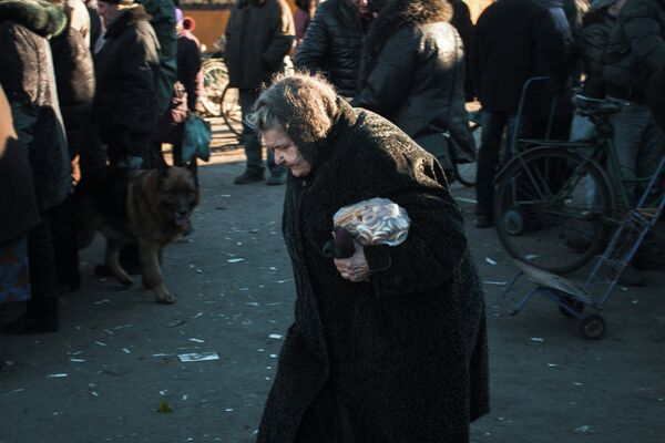 Жительница Дебальцево, получившая гуманитарную помощь от ополченцев ДНР
