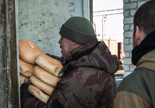 Ополченцы ДНР привезли гумпомощь жителям Дебальцево