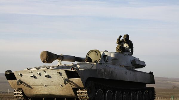Отвод колонны тяжелой военной техники ДНР из Донецкой области. Архивное фото.