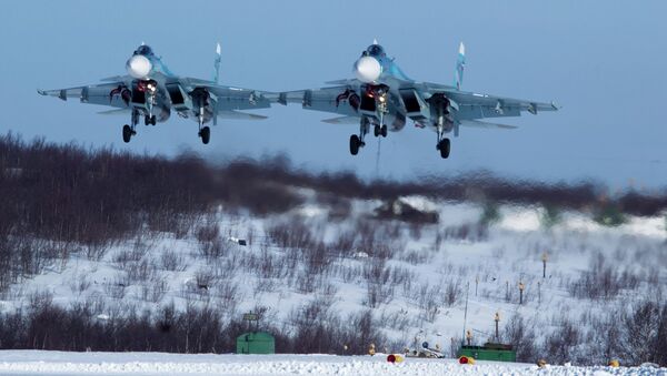 Пара истребетелей Су-33 279 морской авиации Северного флота садится на аэродром Североморск-3. Архивное фото