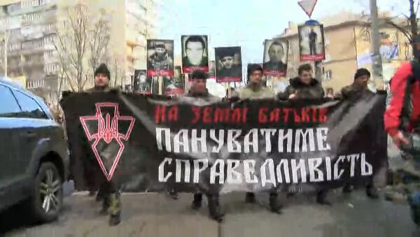 Активисты Правого сектора с флагами и плакатами прошли маршем по Киеву