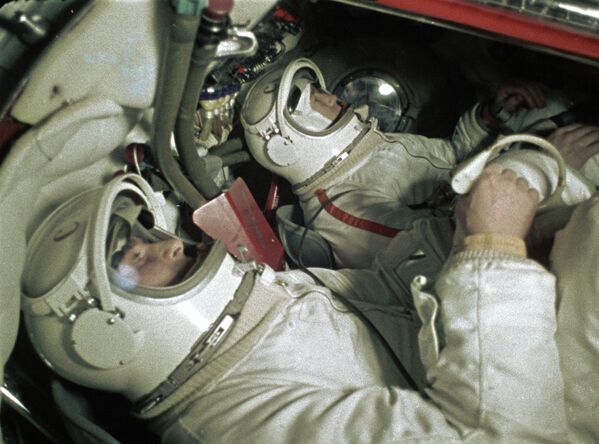 Космонавты Беляев и Леонов в тренажере космического корабля