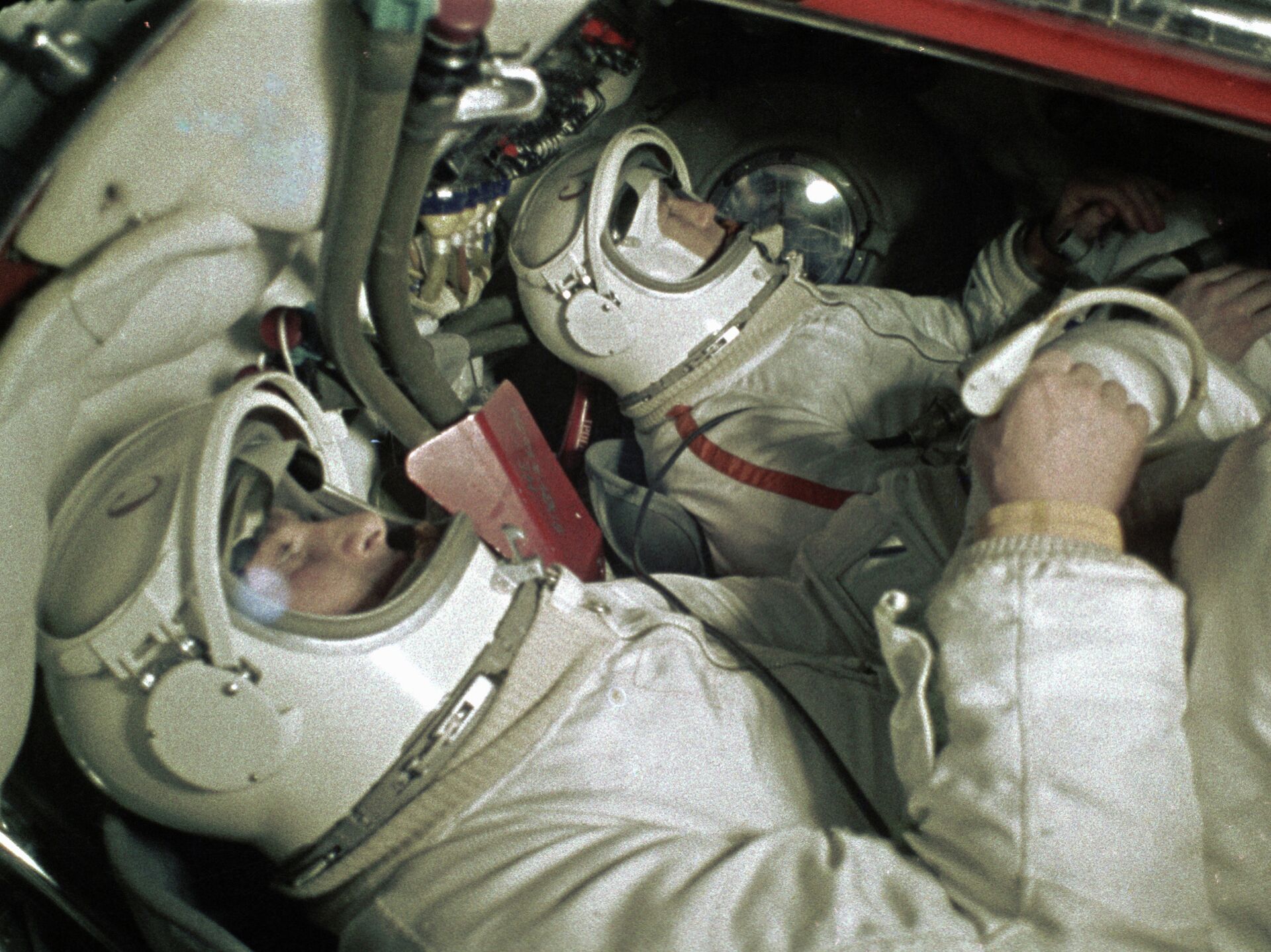Леонов в открытом космосе фото
