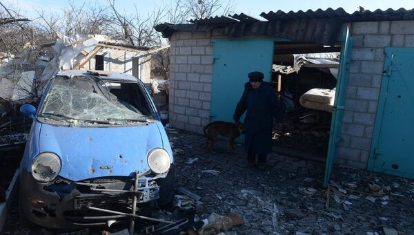 Женщина у своего разрушенного дома в поселке Октябрьский рядом с аэропортом города Донецка
