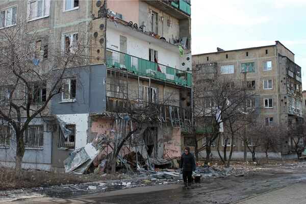 Пострадавшие в результате обстрелов жилые дома в городе Дебальцево