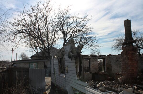 Разрушенный в результате обстрелов частный дом в городе Дебальцево