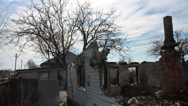 Разрушенный в результате обстрелов частный дом в городе Дебальцево. Архивное фото