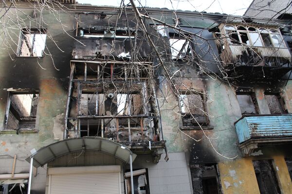 Разрушенный в результате обстрелов жилой многоквартирный дом в городе Дебальцево