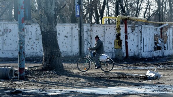 Местный житель на одной из улиц рядом с аэропортом города Донецка. Архивное фото