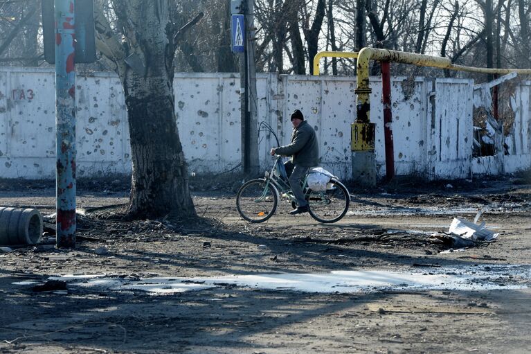 Местный житель на одной из улиц в поселке Октябрьский рядом с аэропортом города Донецка