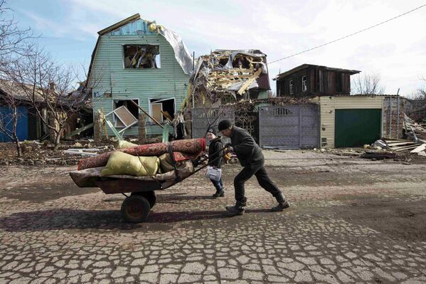 Местный житель возле разрушенного дома в Дебальцево