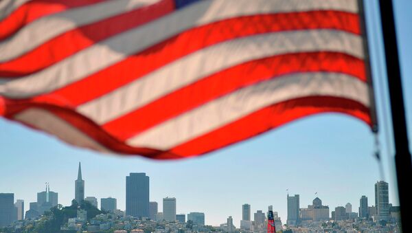 Флаг США на фоне панорамы Сан-Франциско