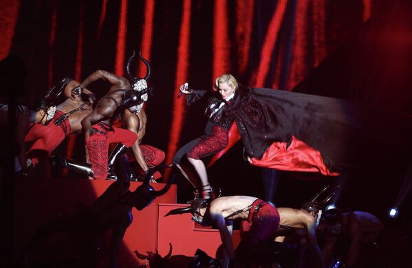 Певица Мадонна во время выступления на премии BRIT Awards 2015