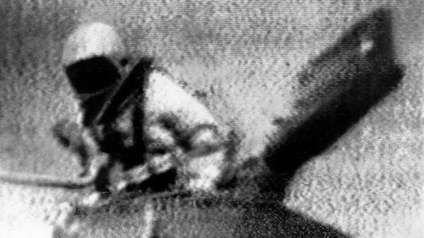 Летчик-космонавт СССР Алексей Леонов выходит в открытый космос с борта космического корабля Восход-2