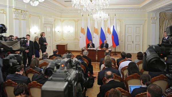 Президент России Владимир Путин (справа) и президент Кипра Никос Анастасиадис во время церемонии подписания совместных документов