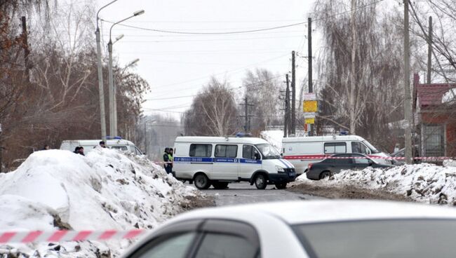 Машины полиции на месте стрельбы в Омске