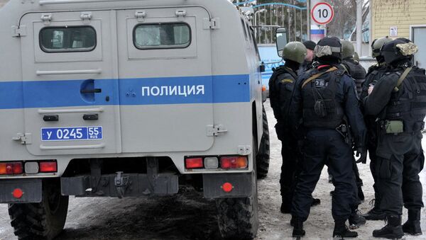 Сотрудники полиции на месте стрельбы в Омске. Архивное фото