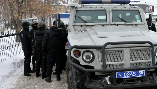 Сотрудники полиции на месте стрельбы в Омске