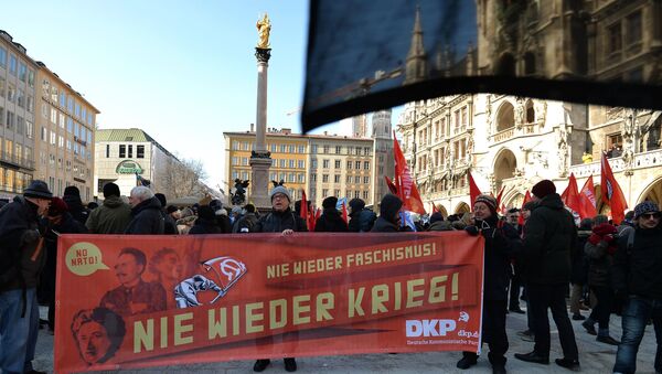 Участники демонстрации против политики НАТО на площади у городской ратуши в Мюнхене