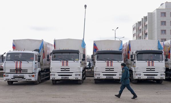 Грузовые автомобили шестнадцатого российского гуманитарного конвоя, сформированного на базе МЧС РФ