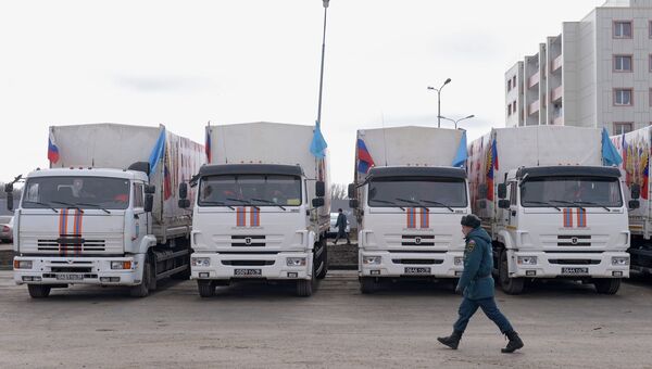 Грузовые автомобили шестнадцатого российского гуманитарного конвоя, сформированного на базе МЧС РФ в поселке Ковалевка