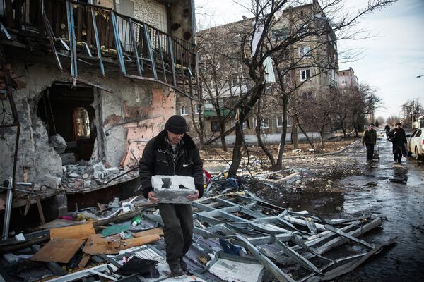 Житель Дебальцево рядом с разрушенным домом