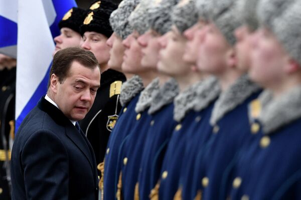 Дмитрий Медведев на церемонии возложения венка в День защитника Отечества к Могиле Неизвестного Солдата у Кремлевской стены