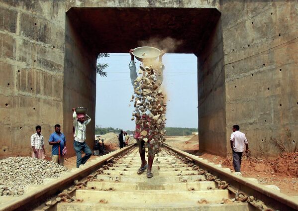 Рабочие на строительстве железнодорожных путей в Индии