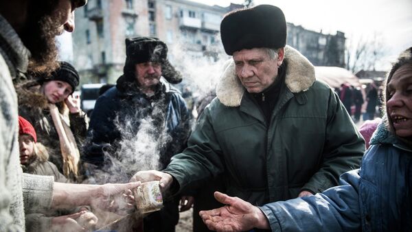 Ополченцы раздают горячий чай жителям Дебальцево, Украина. Архивное фото