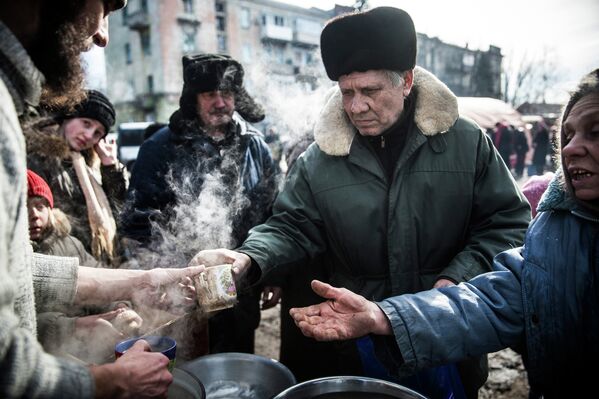 Ополченцы раздают горячий чай жителям Дебальцево, Украина