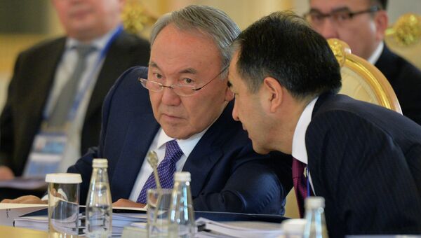 Президент Казахстана Нурсултан Назарбаев (слева)