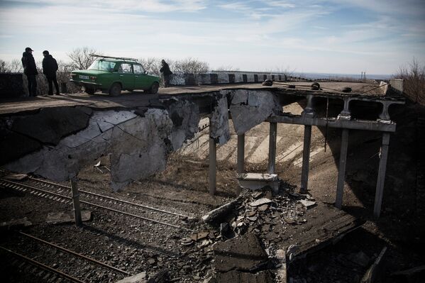 Разрушенный в ходе боев мост в городе Дебальцево, Украина