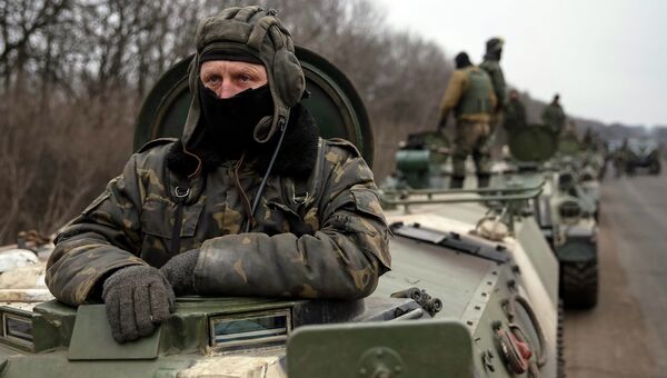 Солдаты украинской армии во время подготовки к отводу войск из окрестностей Дебальцево