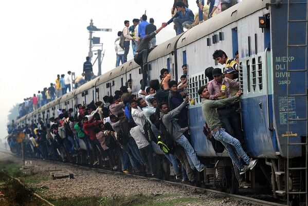 Пассажирский поезд в окрестностях Нью-Дели, Индия