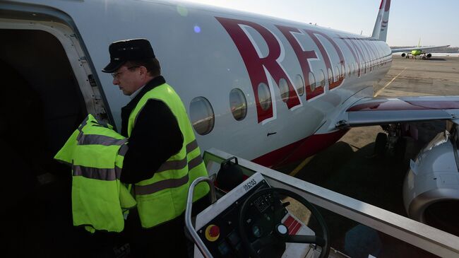 Передача в эксплуатацию самолета SSJ-100 авиакомпании Red Wings. Архивное фото