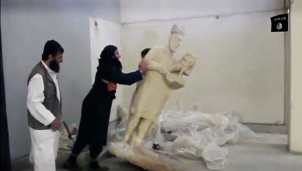 Боевики ИГ разрушают скульптуру в иракском музее