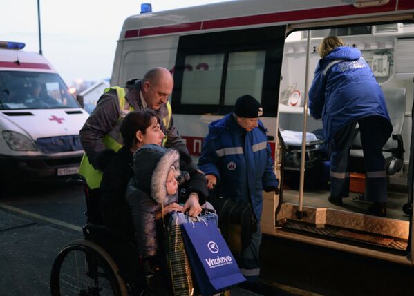 Сотрудники центра мобильности пассажиров и скорой помощи встречают в аэропорту Внуково тяжелобольных детей из Донбасса