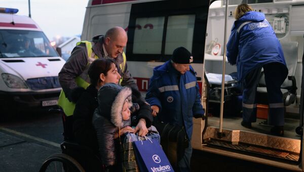 Сотрудники центра мобильности пассажиров и скорой помощи встречают в аэропорту Внуково тяжелобольных детей из Донбасса. Архивное фото