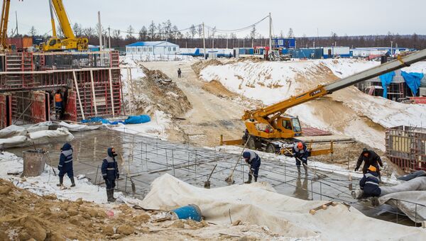 Рабочие заливают бетон на строительной площадке стартового стола космодрома Восточный в Амурской области. Архивное фото