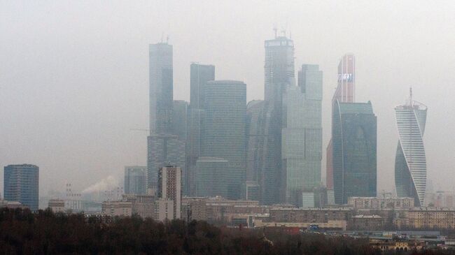 Вид на Москва-Сити с Воробьевых гор во время тумана. Архивное фото