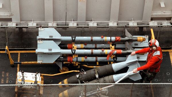 Погрузка вооружения на борт корабля ВМС США