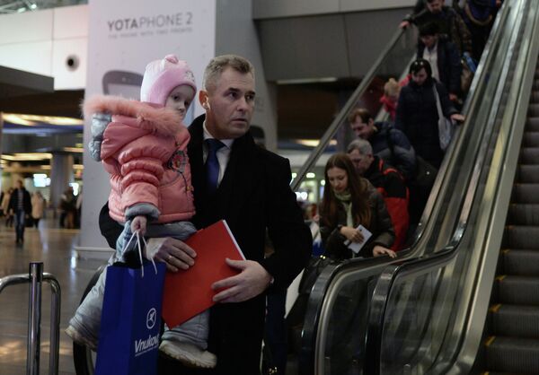 Уполномоченный при президенте РФ по правам ребенка Павел Астахов встречает в аэропорту Внуково тяжелобольных детей из Донбасса