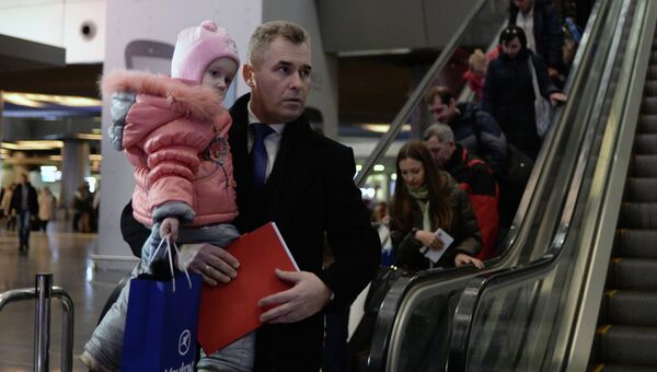 Уполномоченный при президенте РФ по правам ребенка Павел Астахов встречает в аэропорту Внуково тяжелобольных детей из Донбасса