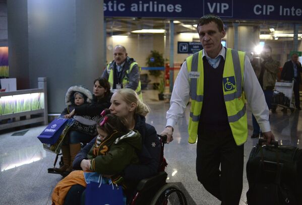 Сотрудник центра мобильности пассажиров встречает в аэропорту Внуково тяжелобольных детей из Донбасса